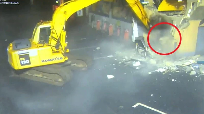 Koparką ukradł bankomat. Wszystko zarejestrowały kamery (wideo)