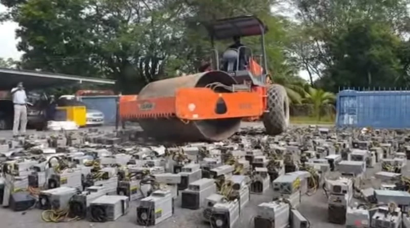 Koparki kryptowalut miażdżone przez walec. Co tu się dzieje?