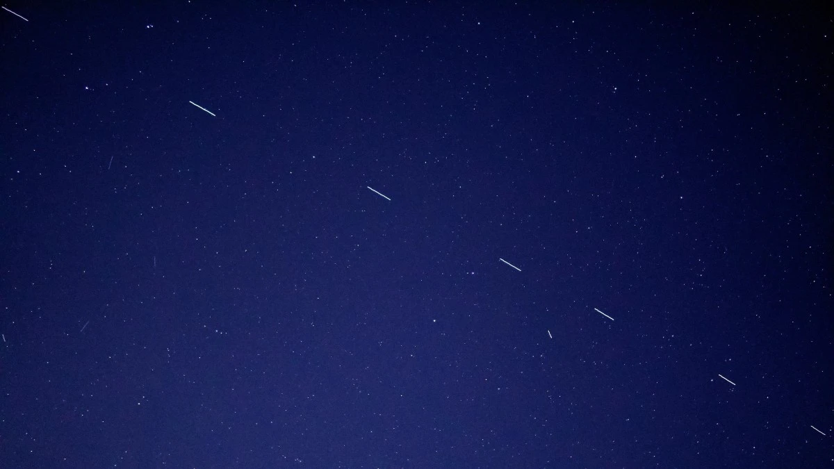 Kosmiczny pociąg satelitów Starlink znów nad Polską. Oto jak go zobaczyć
