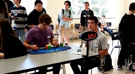 Ta kostka Rubika rozwiązuje się, lewitując. To nie magia