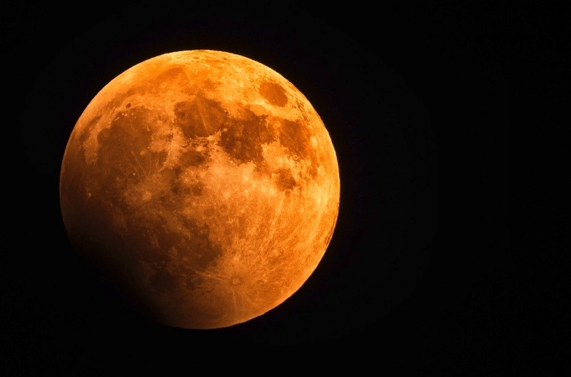 Księżyc… rdzewieje? Tak, za sprawą Ziemi i Słońca