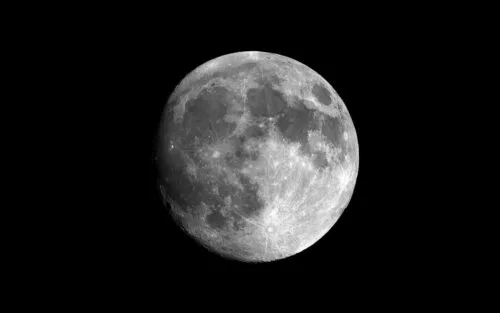 Druga strona Księżyca różni się od tej widzianej z Ziemi. Ta symulacja pokazuje dlaczego