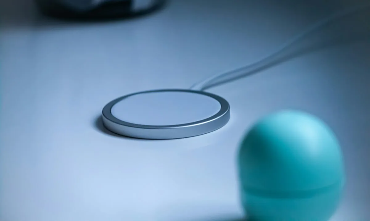 Xiaomi, Apple i Huawei przy jednym stole. Nadchodzi bezprzewodowe ładowanie Qi 50W