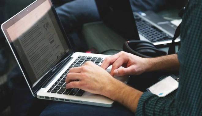 Pewien programista napisał wiele skryptów, by zautomatyzować swoje życie