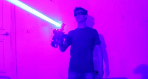 Broń laserowa zbudowana w domowych warunkach? To możliwe (wideo)