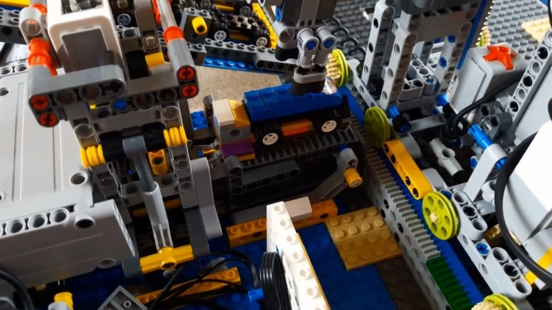 Co zbudować z LEGO? Oto automatyczna fabryka samochodów (wideo)