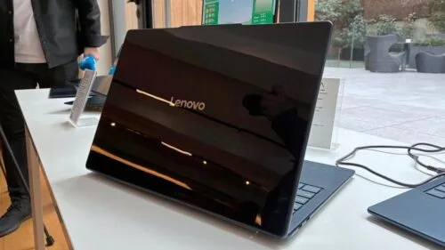 Lenovo MWC 2025 laptop z panelem słonecznym