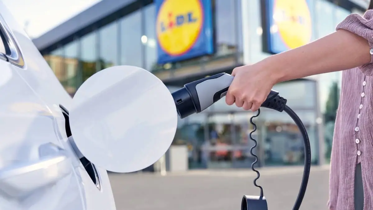 Lidl rajem dla elektryków? Coraz więcej ładowarek przy sklepach