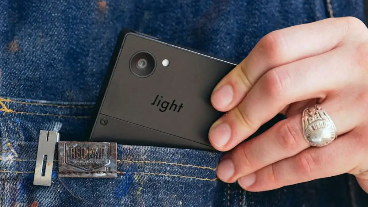 Light Phone 3 już jest. To wyjątkowy smartfon bez aplikacji
