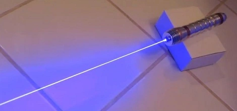 Prawdziwy miecz świetlny zrobiony w domowych warunkach? Jak najbardziej możliwe!