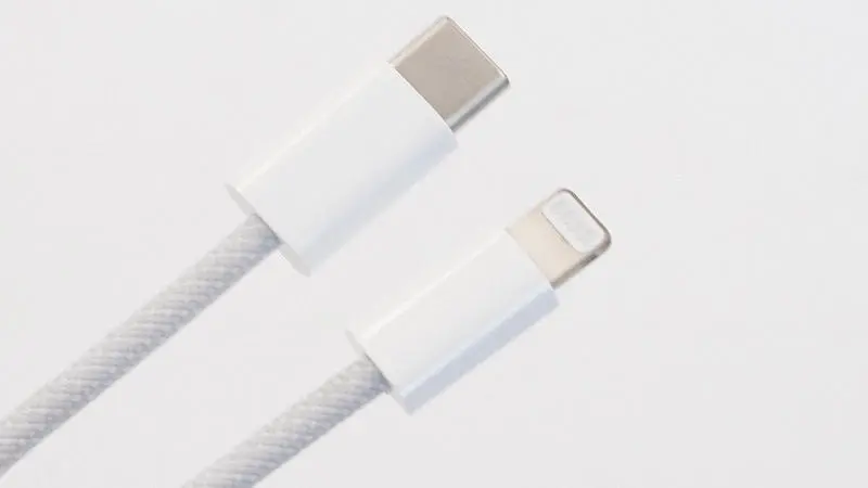 Nowe iPhony bez ładowarki, ale z poprawionymi i wytrzymalszymi kablami Lightning