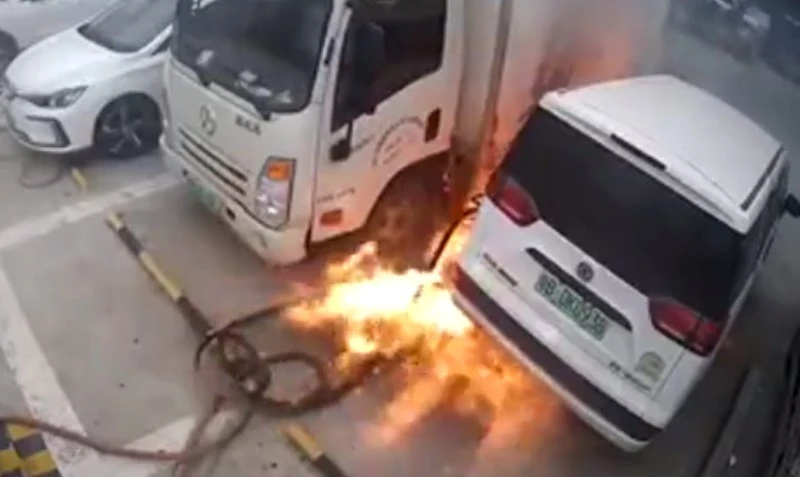 Użytkujesz samochód elektryczny? Licz się z ryzykiem takiego pożaru (wideo)