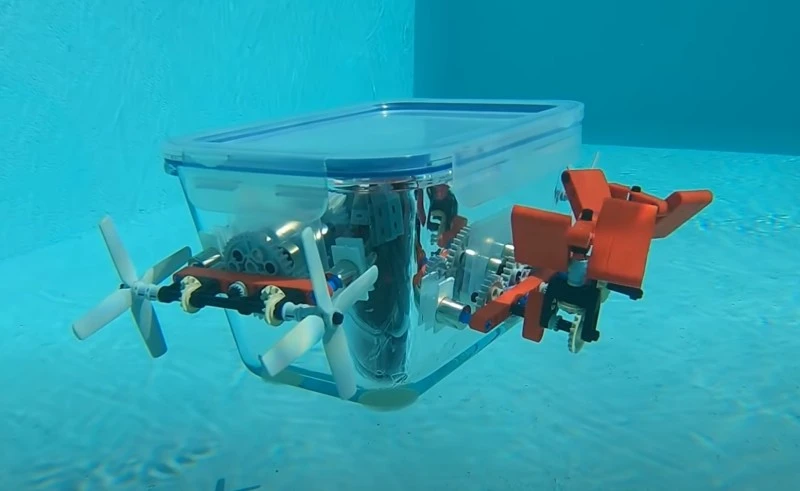 Youtuber zbudował łódź podwodną z LEGO. Zobacz jak działa i pływa (wideo)