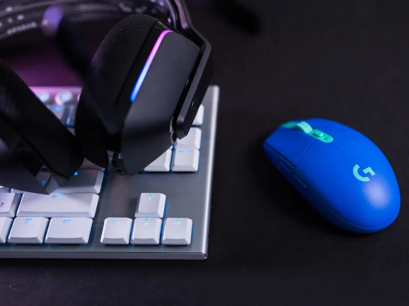 Logitech G z pełnymi kolorów gamingowymi myszkami, słuchawkami i klawiaturami