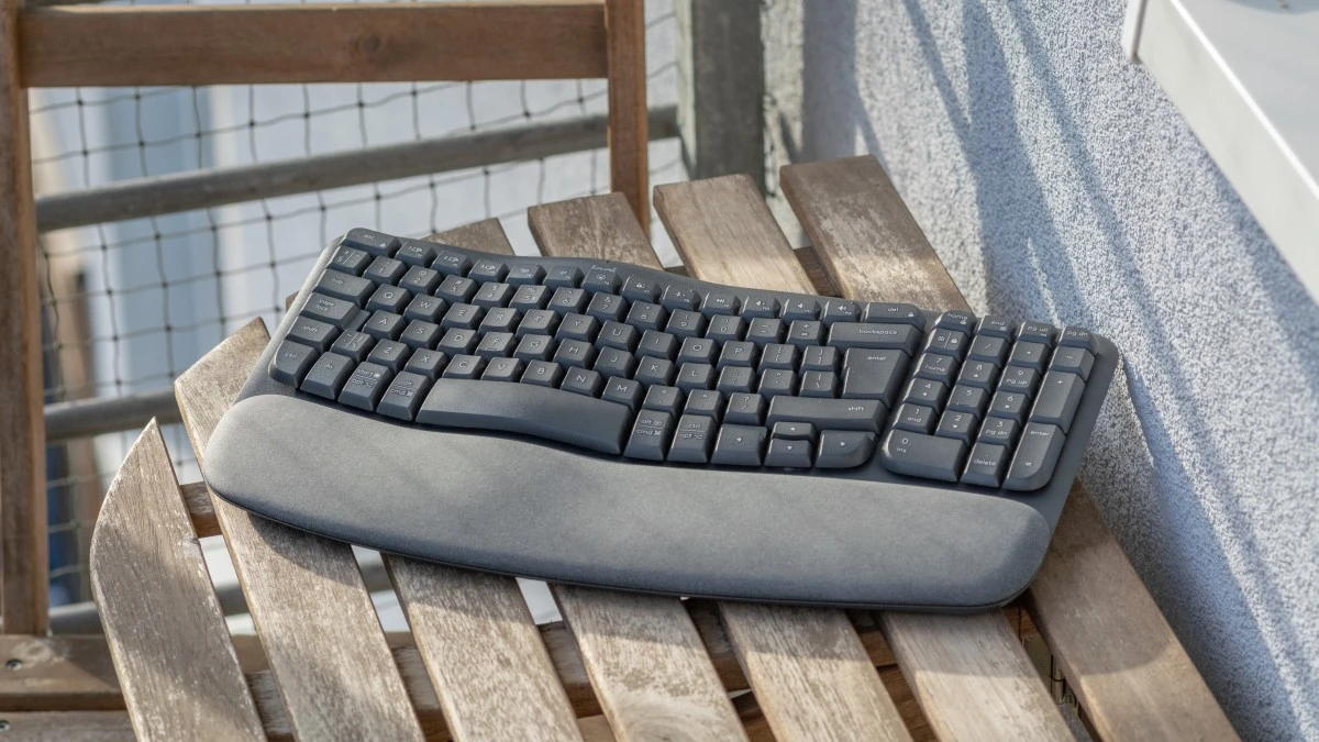 Logitech Wave Keys – recenzja. Klawiatura, ale pofalowana