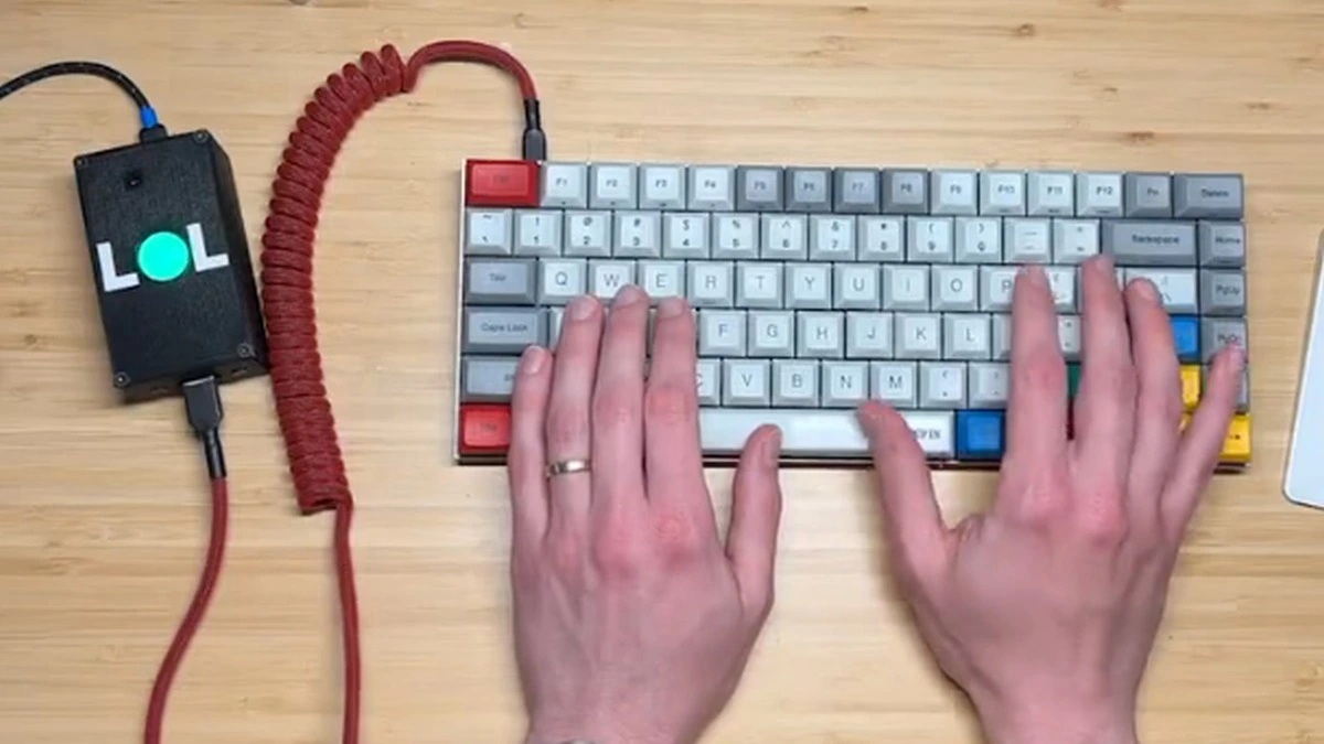 To urządzenie sprawdzi, czy faktycznie się śmiejesz, zanim wyślesz LOL w wiadomości