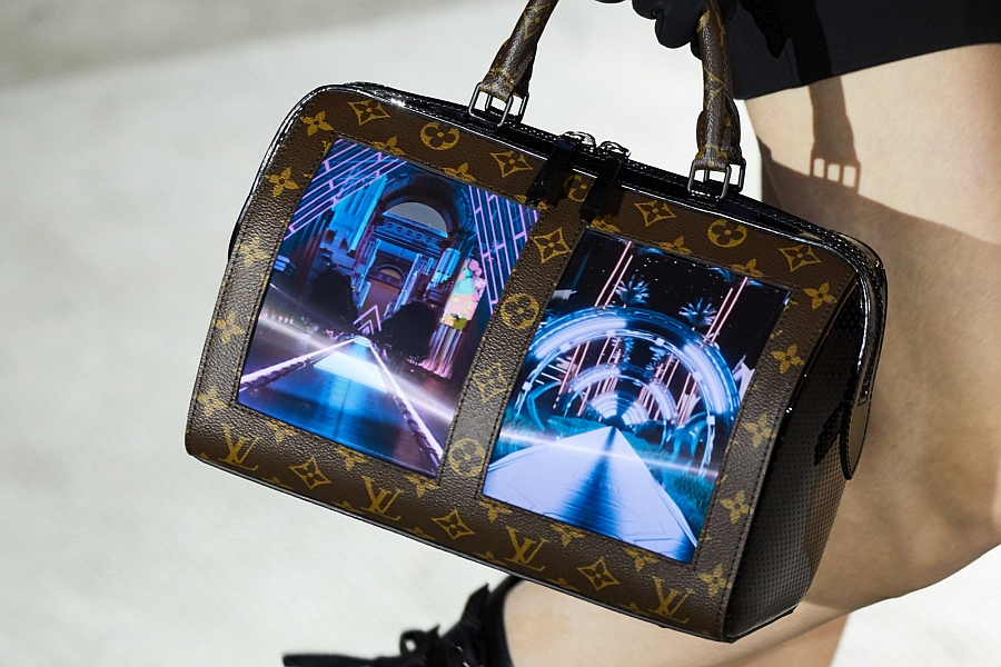 Technologiczny hit mody. Louis Vuitton prezentuje torebkę z… elastycznym wyświetlaczem