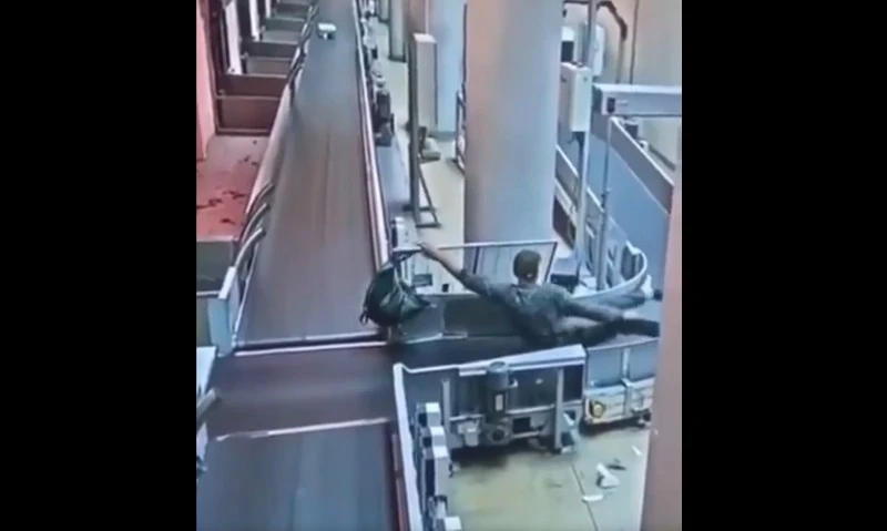 Pasażer chciał wejść do samolotu lukiem bagażowym. Wideo hitem Internetu