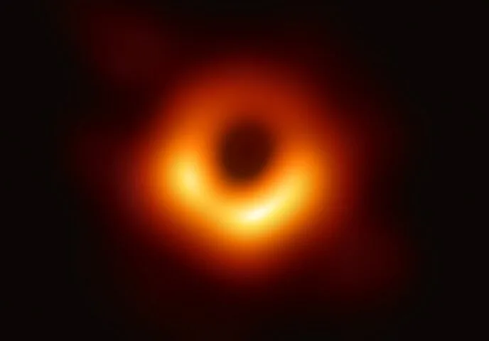 Oto, jak słynna czarna dziura M87* wygląda okiem wielu teleskopów (wideo)