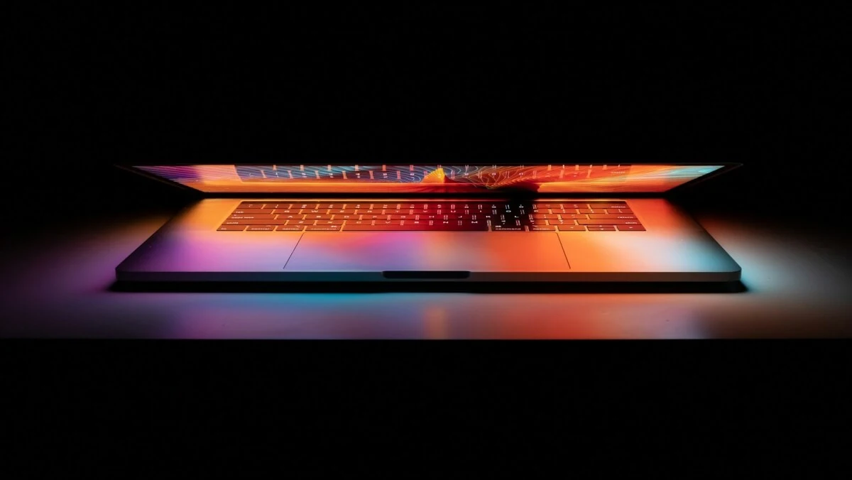 MacBook Pro z OLED to dopiero początek. Apple w końcu ugięło się i doda funkcję, której przez lata unikało?