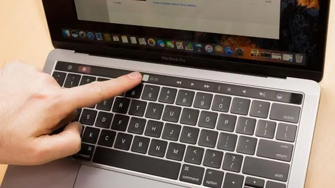 Nowy MacBook Pro działa naprawdę kiepsko na baterii