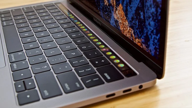 Touch Bar w MacBooku Pro może być użyteczny… w Windowsie 10