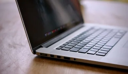 MacBook jako bezprzewodowa ładowarka. Czy to wstęp do iPhone’a bez portu ładowania?