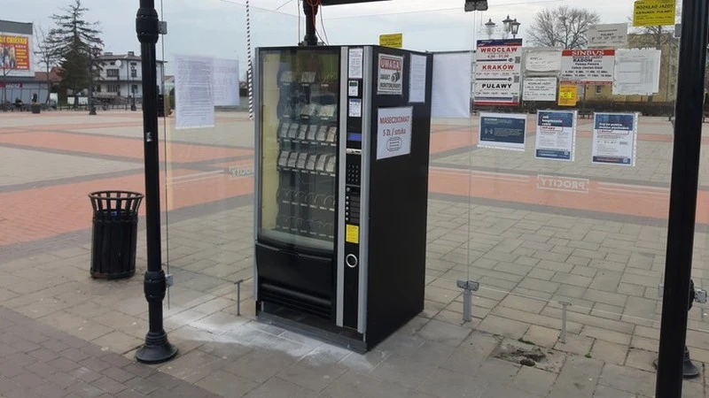 Maseczkomaty stanęły w Krakowie i Warszawie. „Nikt na nich nie zarabia”