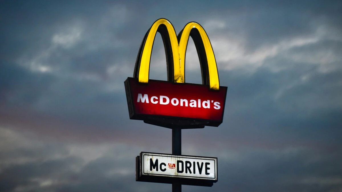 Przełom w zamawianiu jedzenia z auta. Mercedes ma patent, który zmieni strefy drive-thru