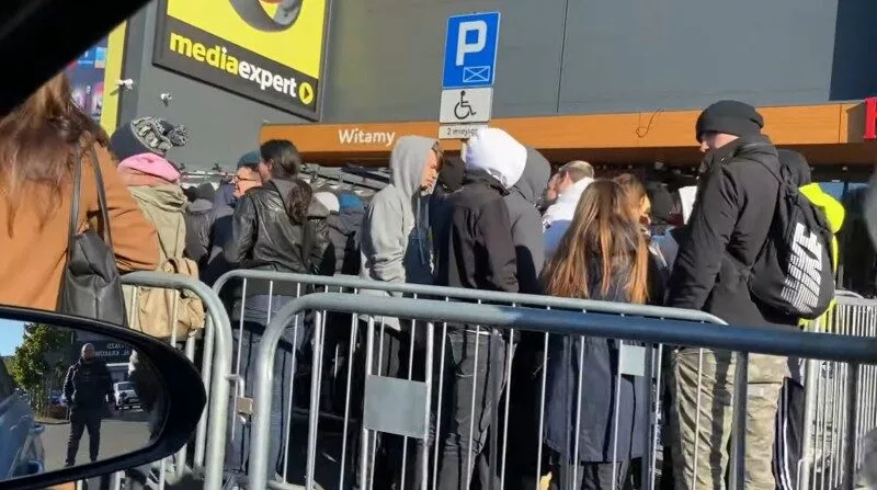 Ludzie stali całą noc w kolejce aby kupić karty graficzne w Media Expert (wideo)