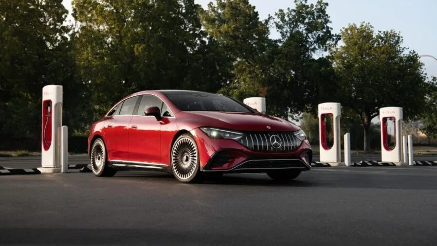 Samochody Mercedes ze złączem ładowania Tesla. Standaryzacja elektryków postępuje, ale…