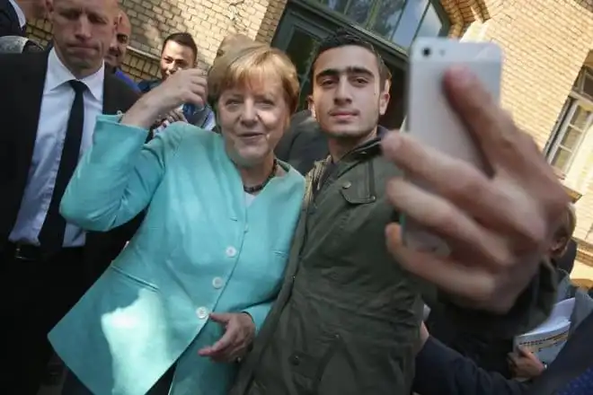 Syryjski uchodźca pozywa Facebooka za zdjęcie z Angelą Merkel