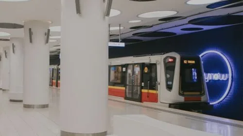 Warszawskie metro ofiarą żartownisia. Zawiesza smartfony pasażerom