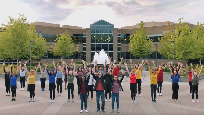 Microsoft stworzył musical, w którym wyśmiewa… własne usługi