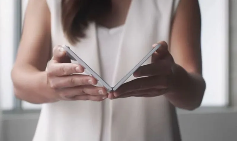 Microsoft Surface Duo przyłapany w metrze [wideo]