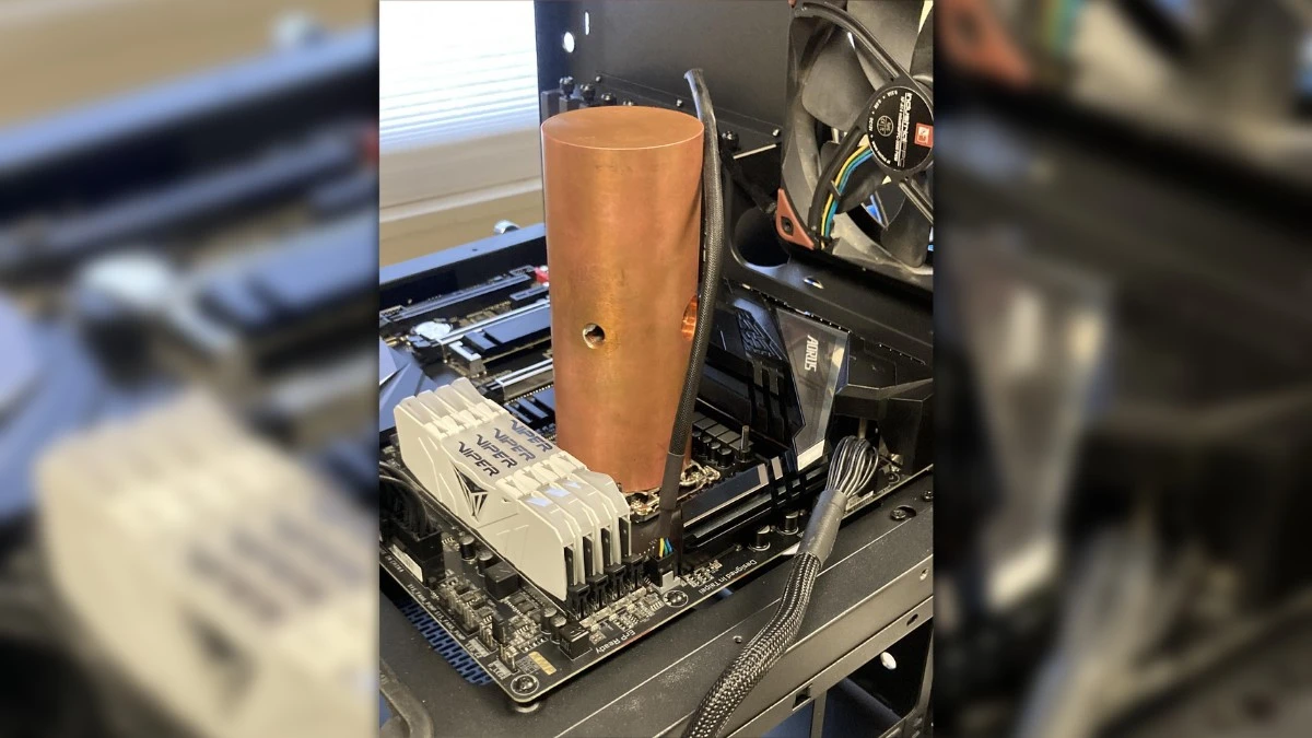 Ten internauta chłodzi swój komputer 3,5-kilogramowym blokiem miedzi