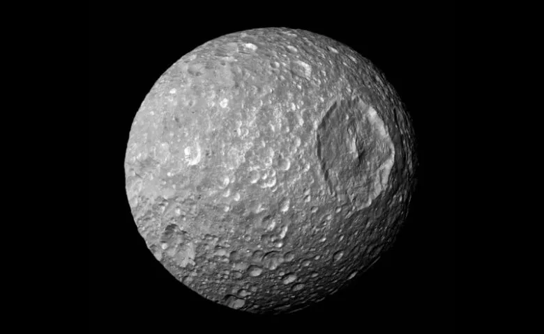 Mimas to księżyc niczym Gwiazda Śmierci. Może skrywać ważny sekret