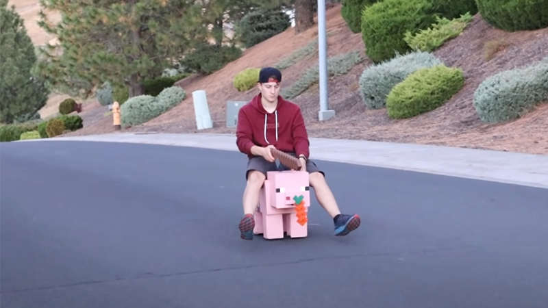 Świnia z Minecrafta zbudowana przez YouTubera. Rozpędza się do 30 km/h