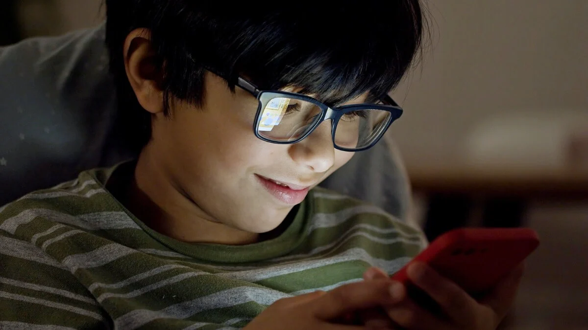 Ojciec chwali się, że jego 13-letni syn nie ma smartfona. Uważam to za skończoną głupotę