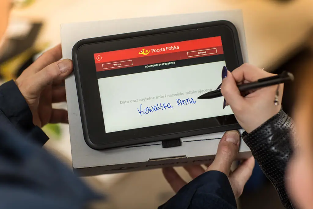Listonosze Poczty Polskiej dostaną tablety. Przyniosą emeryturę, namówią na kredyt