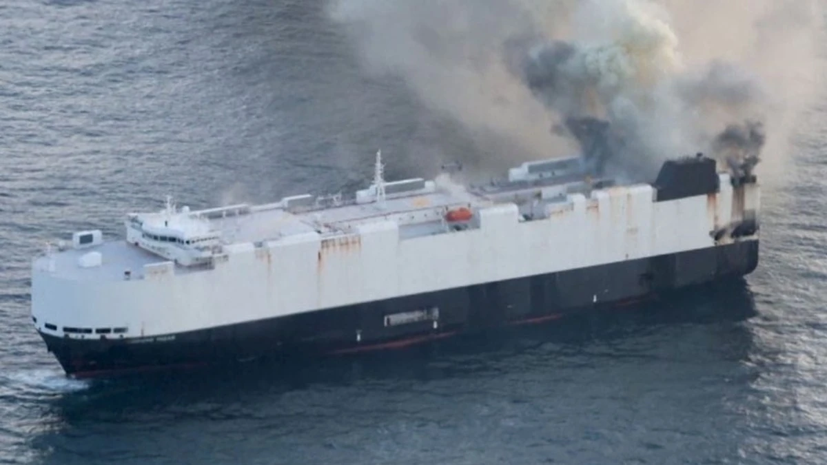 Płonie samochodowiec Morning Midas. Zgadnijcie, z jakimi autami na pokładzie