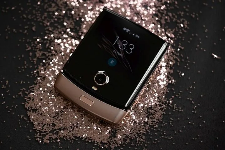 Motorola rozdaje osiem złotych smartfonów Motorola Razr na Dzień Kobiet