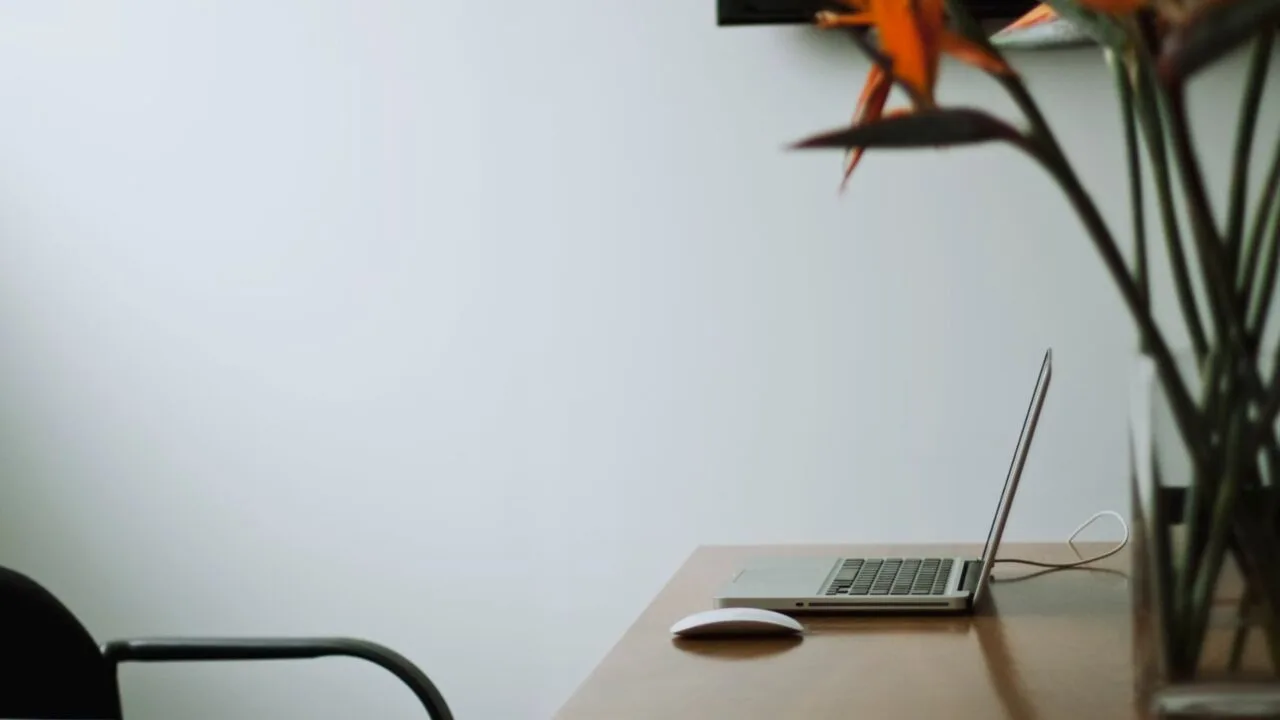 Firmy biorą się za ludzi, którzy „udawali” że pracują zdalnie