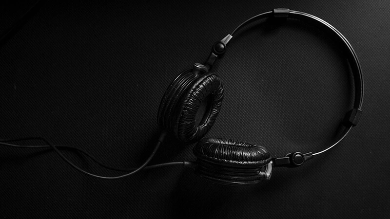 Muzyki słucha się głównie przez platformy streamingowe. Nowy raport to potwierdza