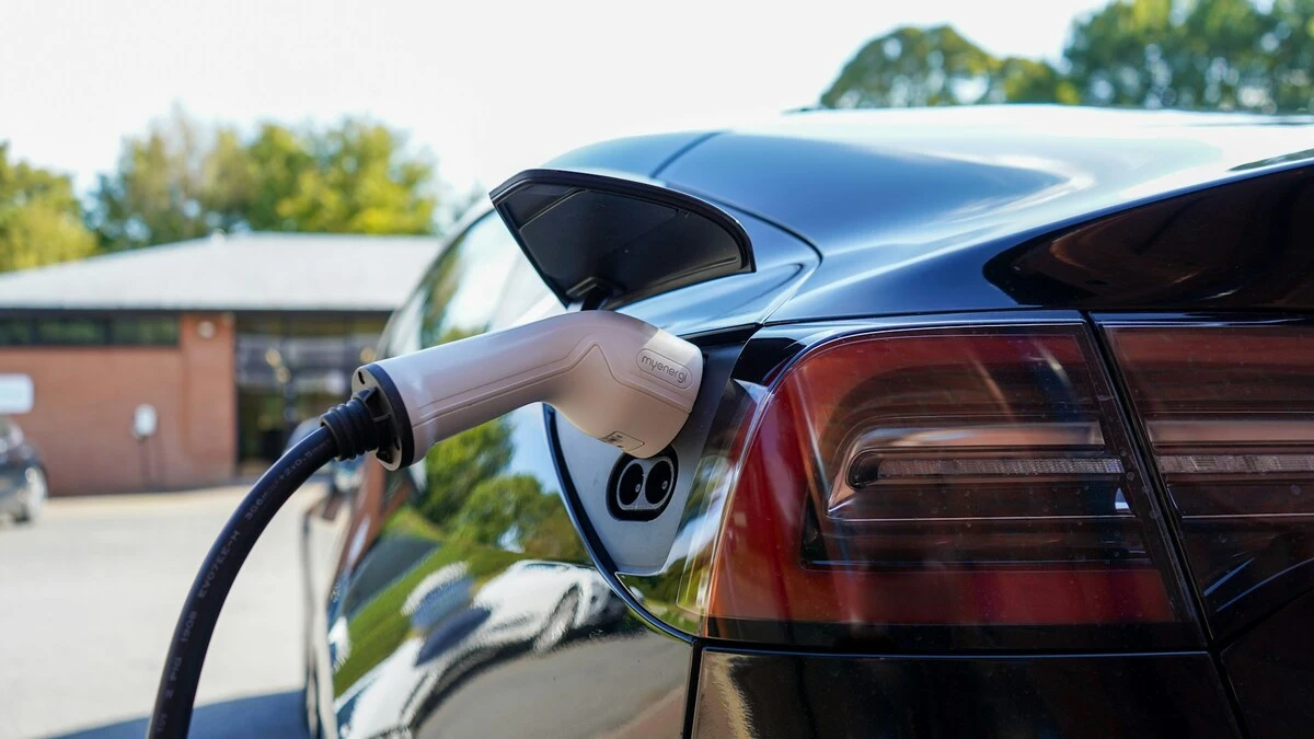 Europejczycy masowo kupują elektryki. Polacy idą inną drogą