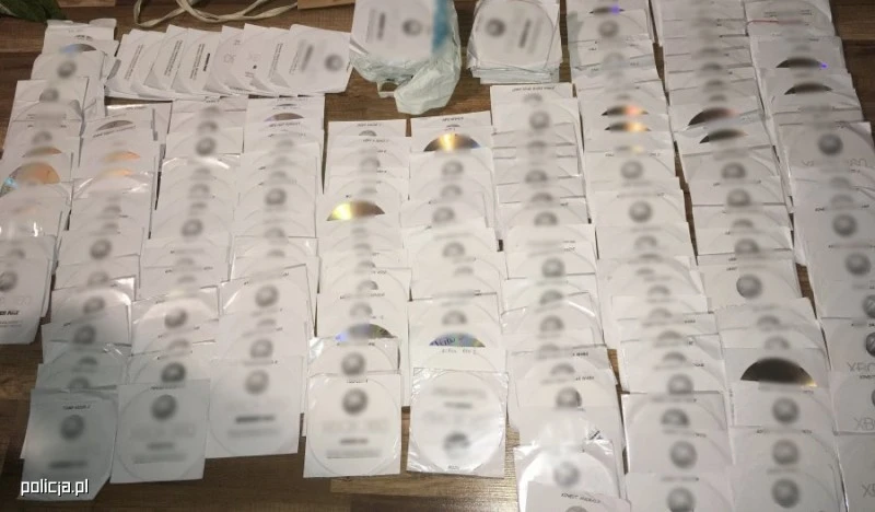Setki nośników z nielegalnym oprogramowaniem. Policja ujęła handlarza