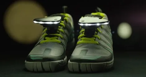 Gadżet idealny dla biegaczy – nakładki na buty z lampkami LED (wideo)