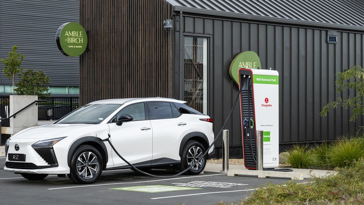 Im częściej ładujesz elektryka, tym wolniej się ładuje. Tak ma być
