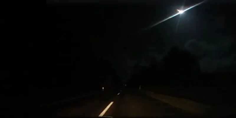 Nocne niebo nad Polską rozświetlił najjaśniejszy bolid od lat. Zobacz go w akcji