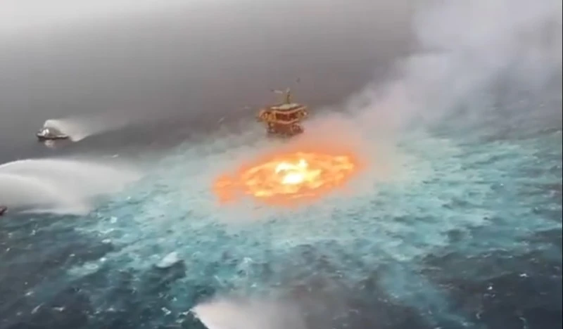 Ocean zapłonął. Niesamowity widok w Zatoce Meksykańskiej (wideo)